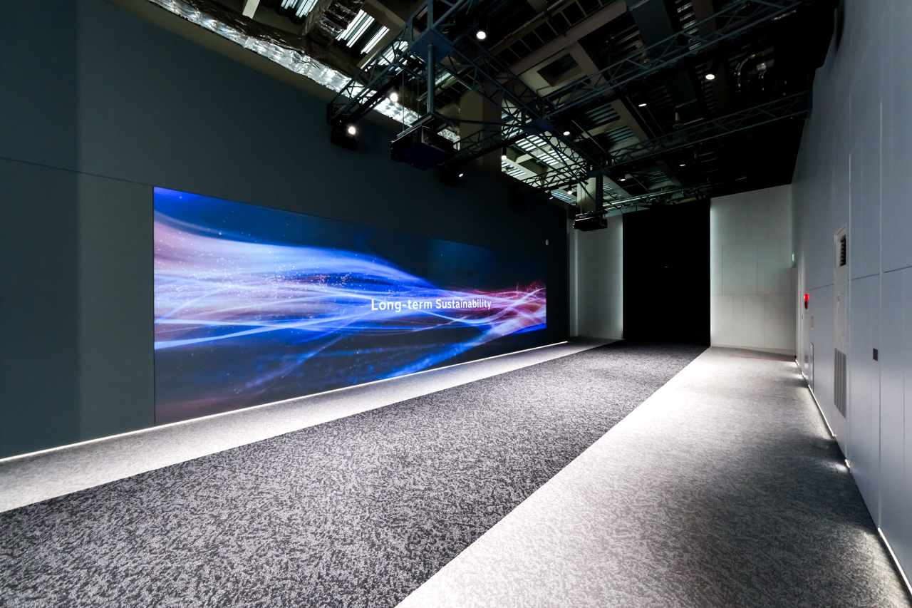 Next-Generation Communication Space Adopted by the Research Facility of a Leading Japanese Infrastructure and Building-Solutions Group